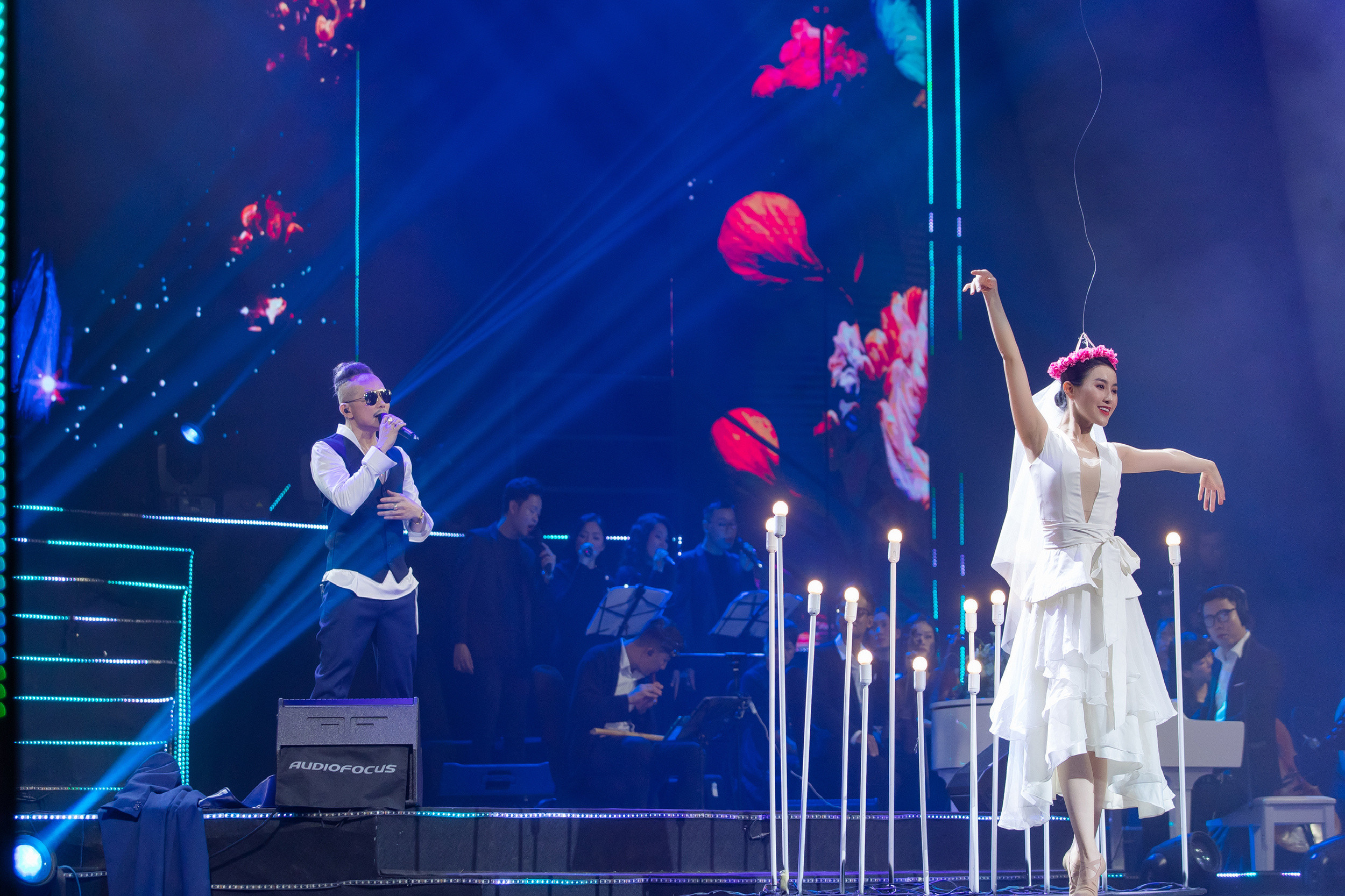 Jimmii Nguyễn mang trâu thật lên sân khấu kỷ niệm 30 năm hát