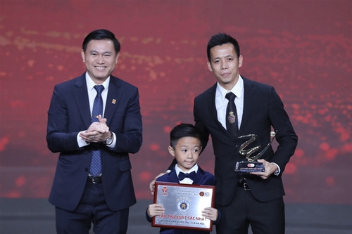 Striker Nguyen Van Quyet named best player of 2022 V.League 1