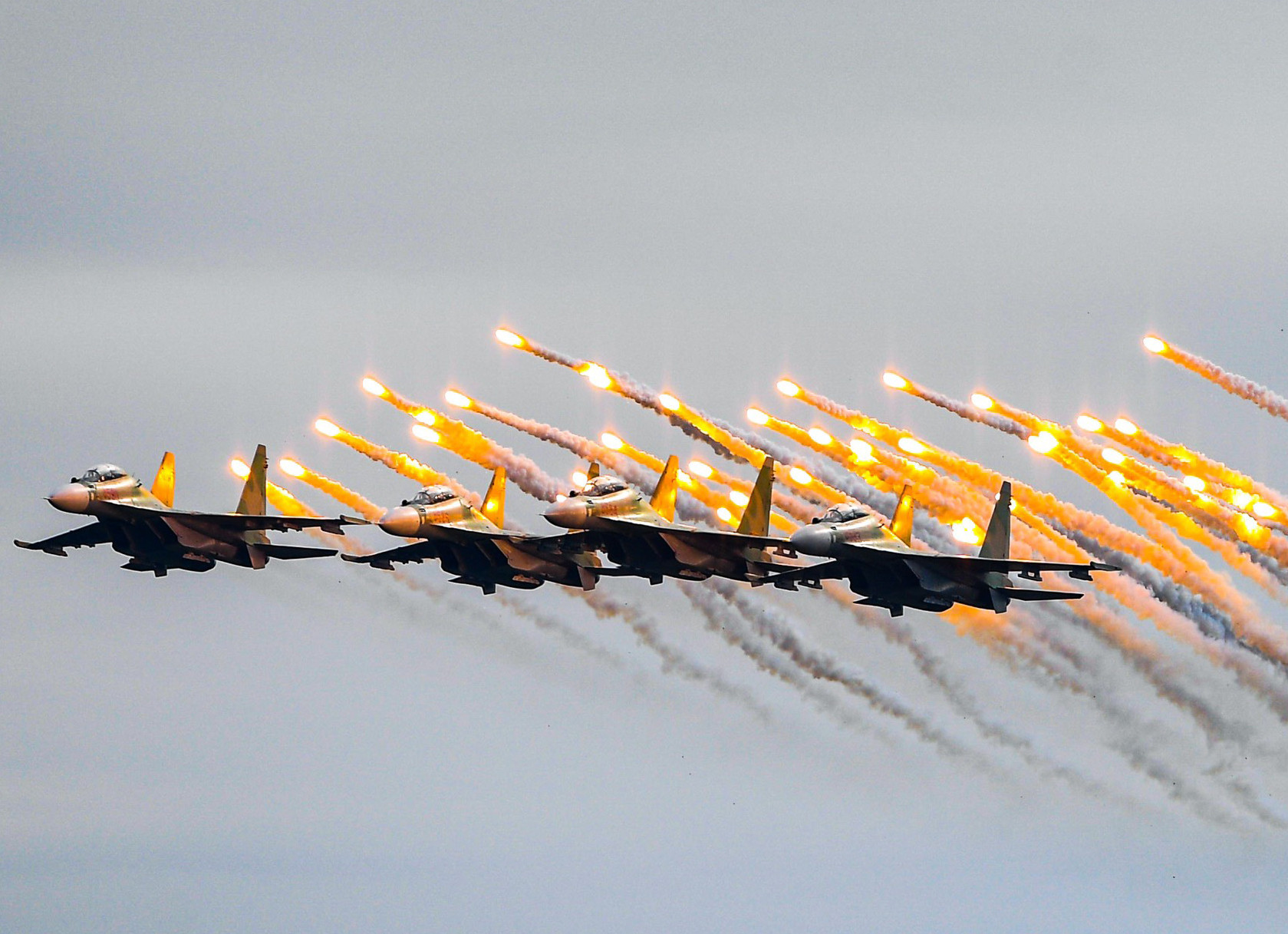 Su-30MK2, Mi helicopters rehearse in Hanoi