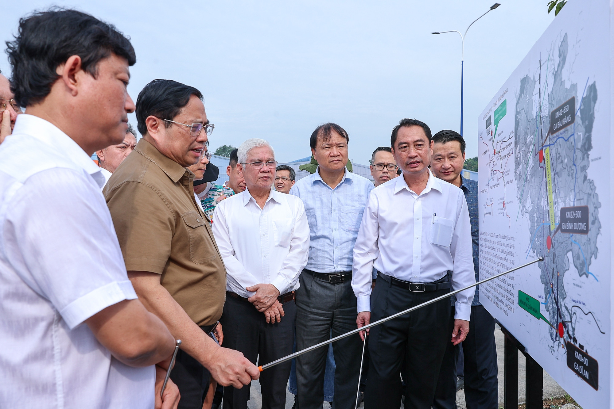 Chùm ảnh: Thủ tướng khảo sát một số dự án hạ tầng giao thông trọng điểm tại Bình Dương - Ảnh 4.