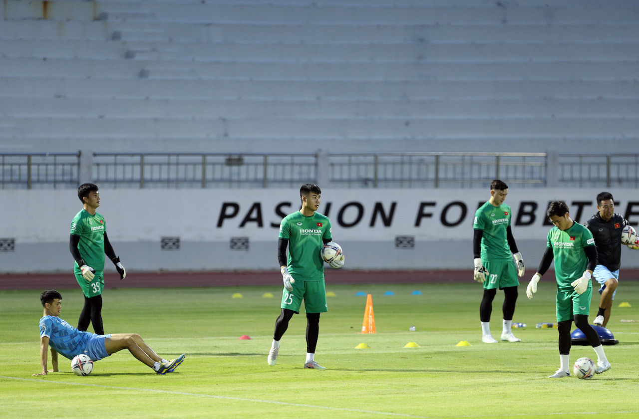 Ở một góc sân, 4 thủ môn gồm Văn Lâm, Nguyên Mạnh, Văn Toản và Văn Hoàng tập riêng cùng trợ lý Ngô Việt Trung.