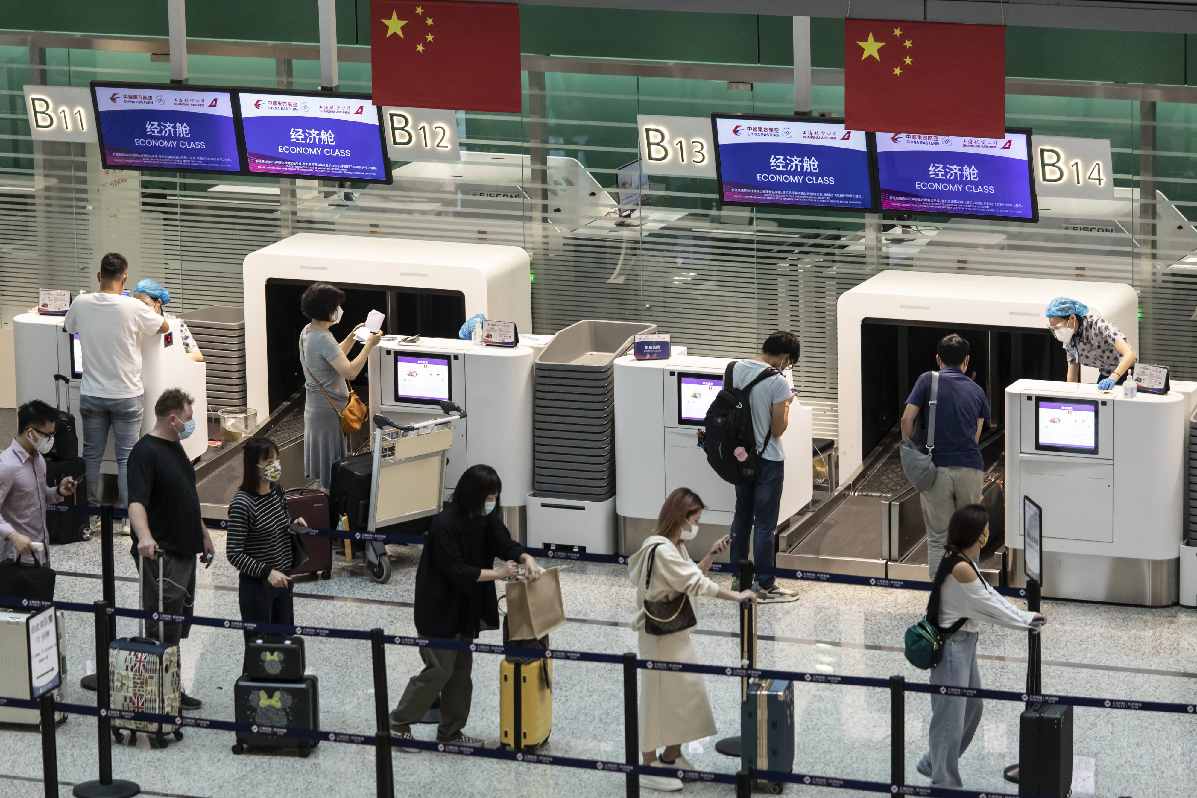 Thế giới 'nửa mừng nửa lo' chào đón khách Trung Quốc du lịch trở lại