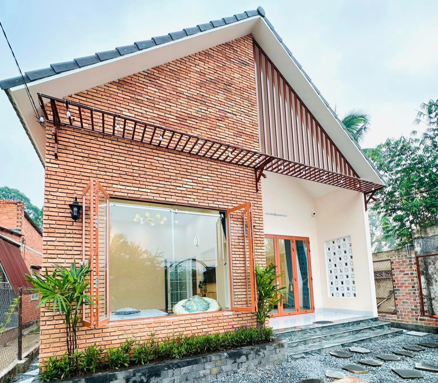 Ngôi nhà cấp 4 phong cách Hàn Quốc mẹ đơn thân tặng hai con và bố mẹ