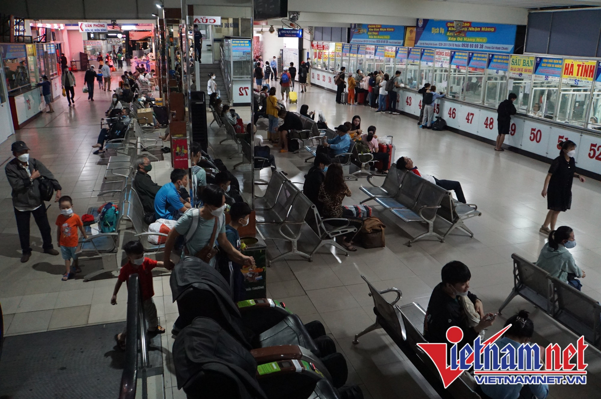 Cửa ngõ sân bay Tân Sơn Nhất ùn tắc kéo dài chiều cuối năm