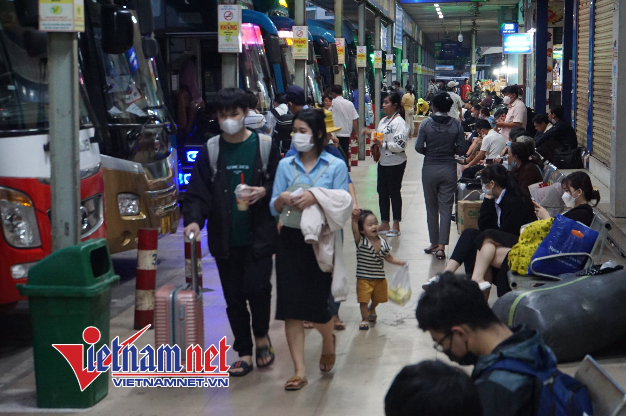 Cửa ngõ sân bay Tân Sơn Nhất ùn tắc kéo dài chiều cuối năm