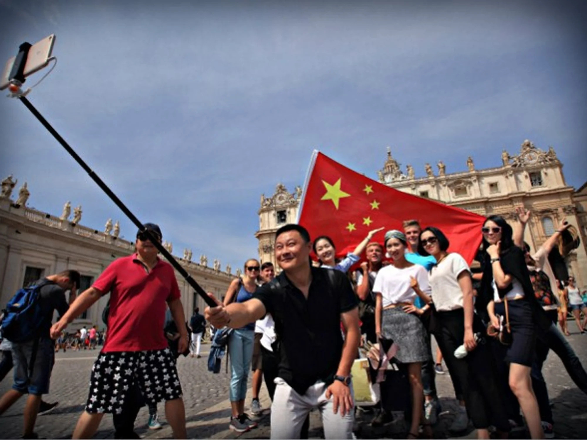 Thế giới 'nửa mừng nửa lo' chào đón khách Trung Quốc du lịch trở lại