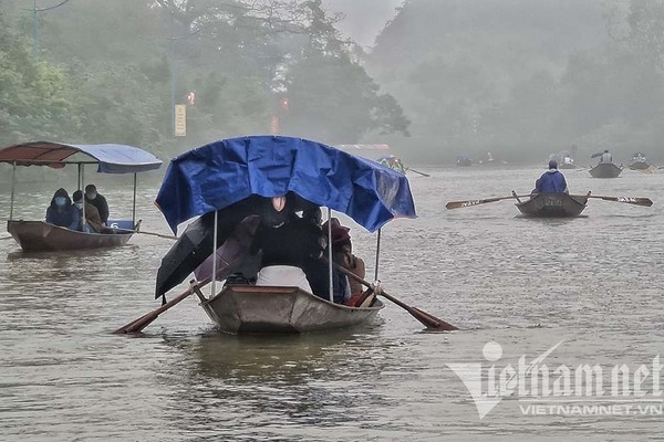 Rét căm căm, nghìn người đội mưa trẩy hội chùa Hương
