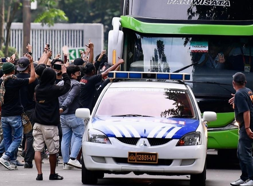 HLV Mano Polking muốn kiện CĐV Indonesia tấn công tuyển Thái Lan.