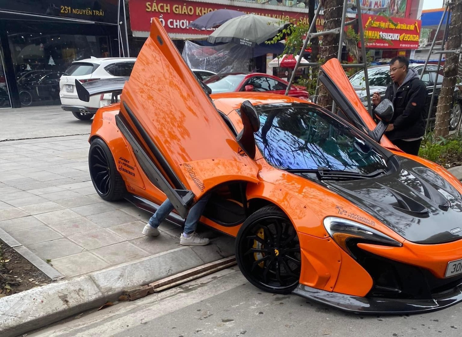Siêu xe McLaren 650S giá hơn 10 tỷ đồng gặp sự cố khi lên vỉa hè ở Hà Nội
