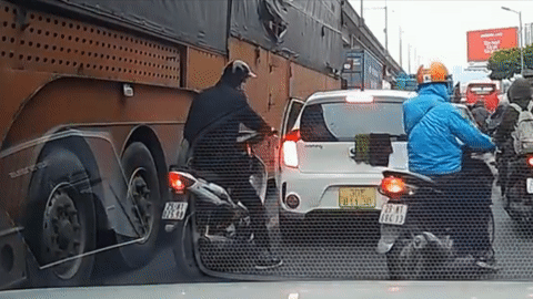 Tắc đường, tài xế ô tô hùng hổ đuổi theo đấm người đi xe máy vì va chạm nhẹ