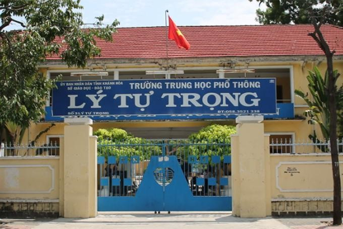 Đề kiểm tra cuối học kỳ 1 môn Ngữ văn lớp 12 của ngôi trường 75 năm tuổi