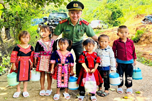 'Anh nuôi' của ngàn trẻ em và khát vọng mang cơm ngon, nhà đẹp đến vùng cao