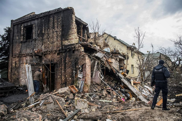 Nga dội mưa tên lửa xuống Ukraine, người dân Kiev tìm nơi trú ẩn tránh không kích