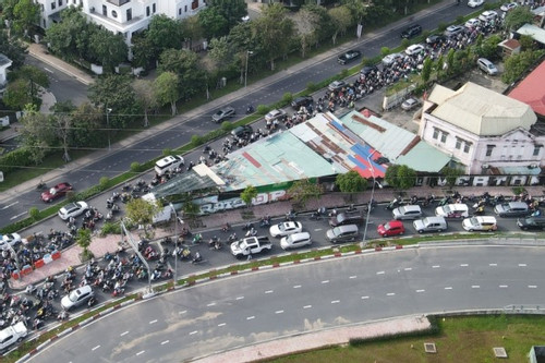 Xe máy được qua cầu vượt Nguyễn Hữu Cảnh sau 4 tháng bị cấm
