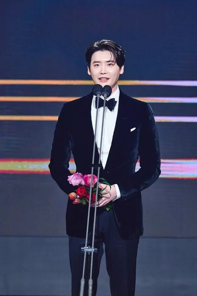 Lee Jong Suk công khai cảm ơn bạn gái tại lễ trao giải Daesang