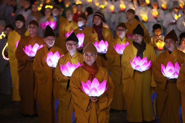 Hàng ngàn phật tử nguyện cầu quốc thái dân an tại đại lễ Phật thành đạo