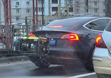 Khan hiếm điện, người Ukraine độ Tesla thành xe chạy xăng