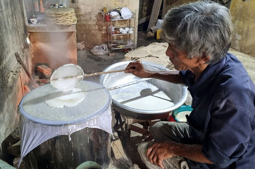 Đặc sản bánh tráng ở Đà Nẵng, dậy 2h sáng làm vẫn không đủ bán