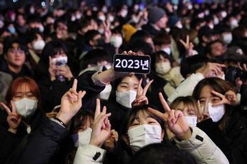 Hình ảnh người dân Nhật Bản và Hàn Quốc đón chào năm mới 2023