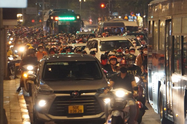 Người dân đổ về trung tâm đón năm mới 2023, kẹt xe khắp ngả đường TP.HCM
