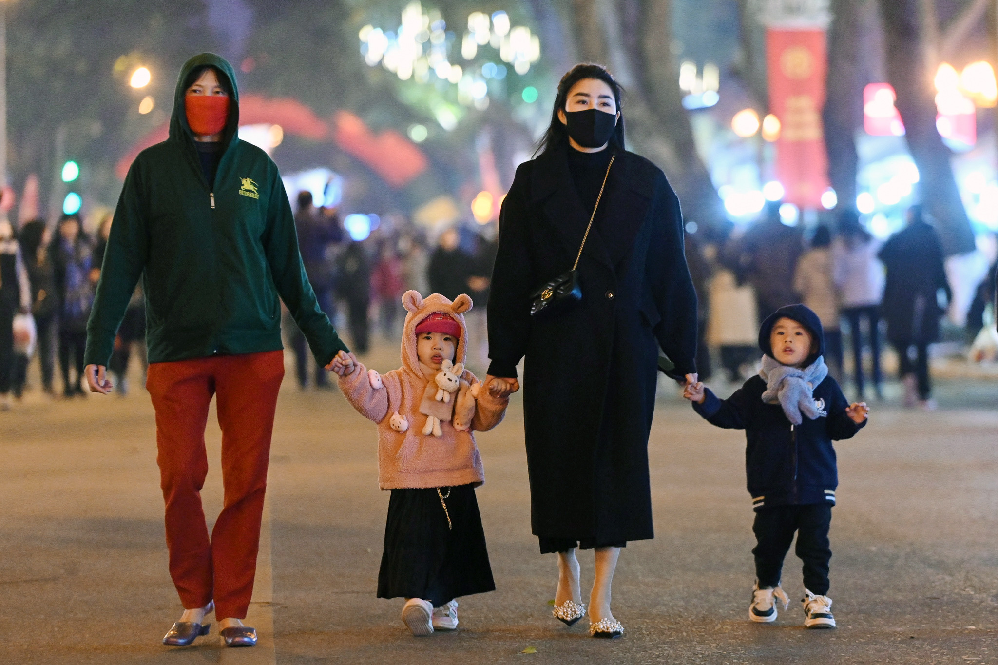 Bất chấp giá lạnh, phố đi bộ Trần Nhân Tông vẫn đông đúc đêm khai trương