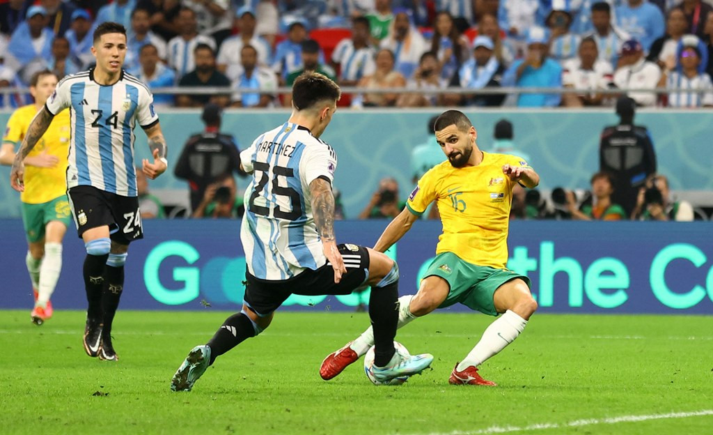 Phút 81 trận đấu giữa Argentina vs Australia, khi La Albiceleste đang dẫn trước 2-1, Aziz Behich thực hiện màn solo ngoạn mục xuyên thẳng vào vòng cấm đối phương