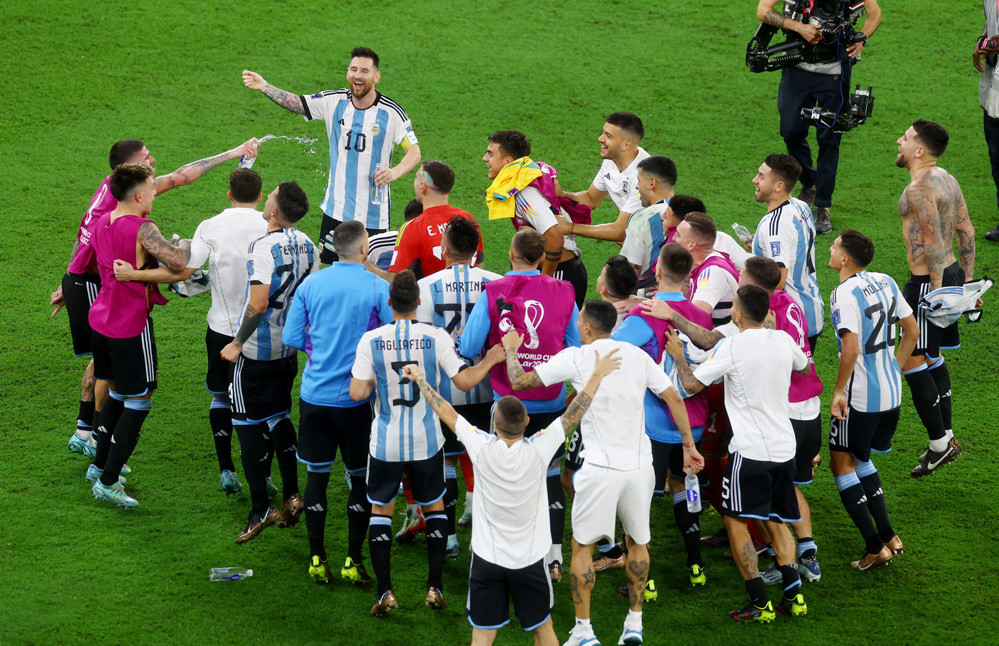 Messi và các đồng đội ăn mừng phấn khích vé tứ kết World Cup 2022, gặp Hà Lan lúc 2h ngày 10/12