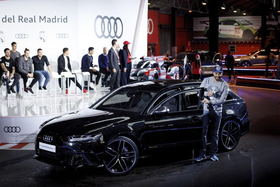 Benzema pulling out of his black Audi RS6 Avant 