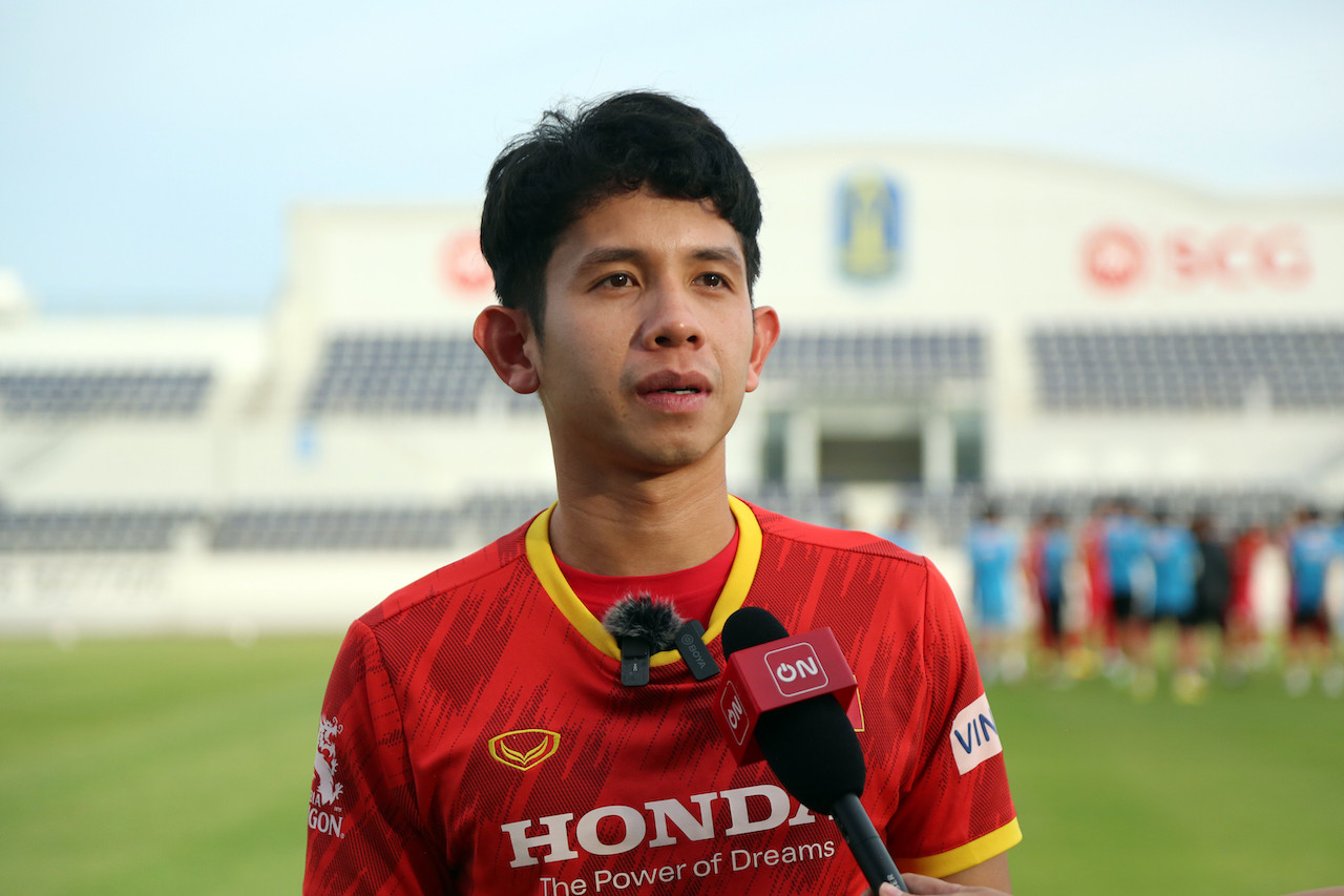 Trả lời phỏng vấn trước buổi tập, hậu vệ trái Hồng Duy khẳng định toàn đội đang sẵn sàng chinh phục AFF Cup 2022
