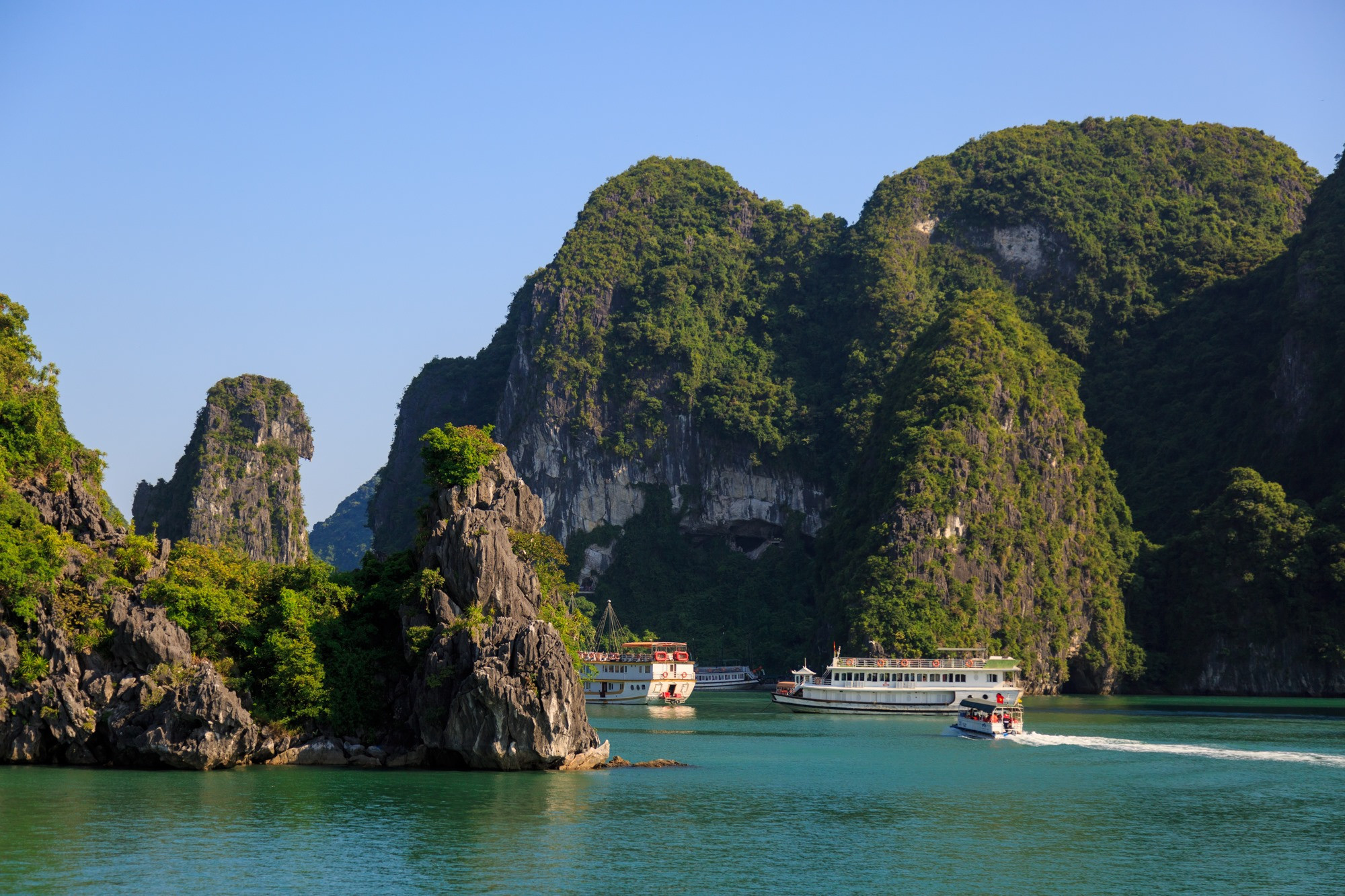 Vietnam's Ha Long Bay losing its hue