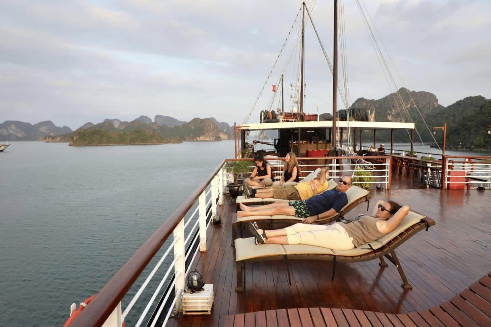 foreigners-take-cruises-on-picturesque-ha-long-bay