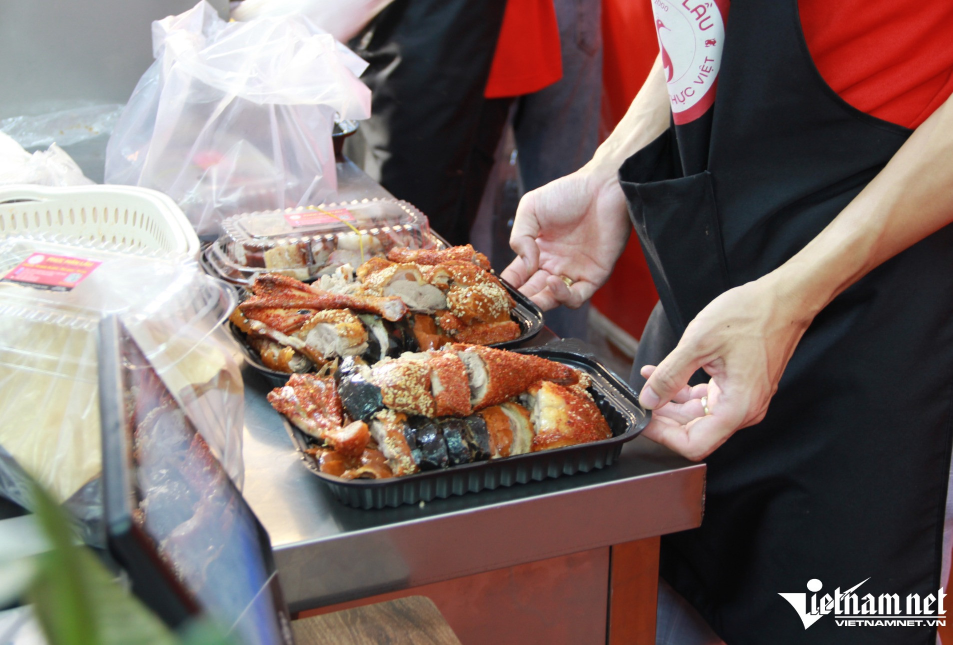 Vịt nướng “giòn sần sật”, chế biến nửa ngày,  giá gần 500.000 đồng/con ở Hà Nội