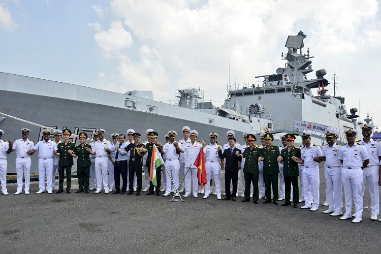Tàu chiến Ấn Độ diễn tập tại Việt Nam