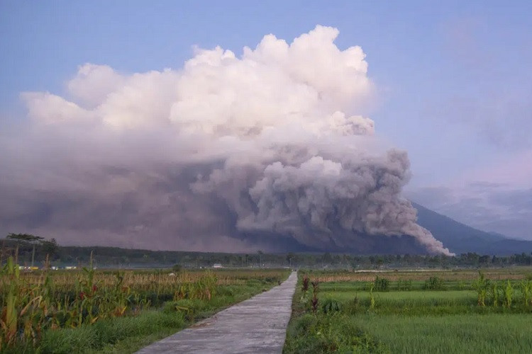 Indonesia nâng mức cảnh báo cao nhất do núi lửa phun trào