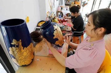 Lacquer village outlasts centuries-old craft