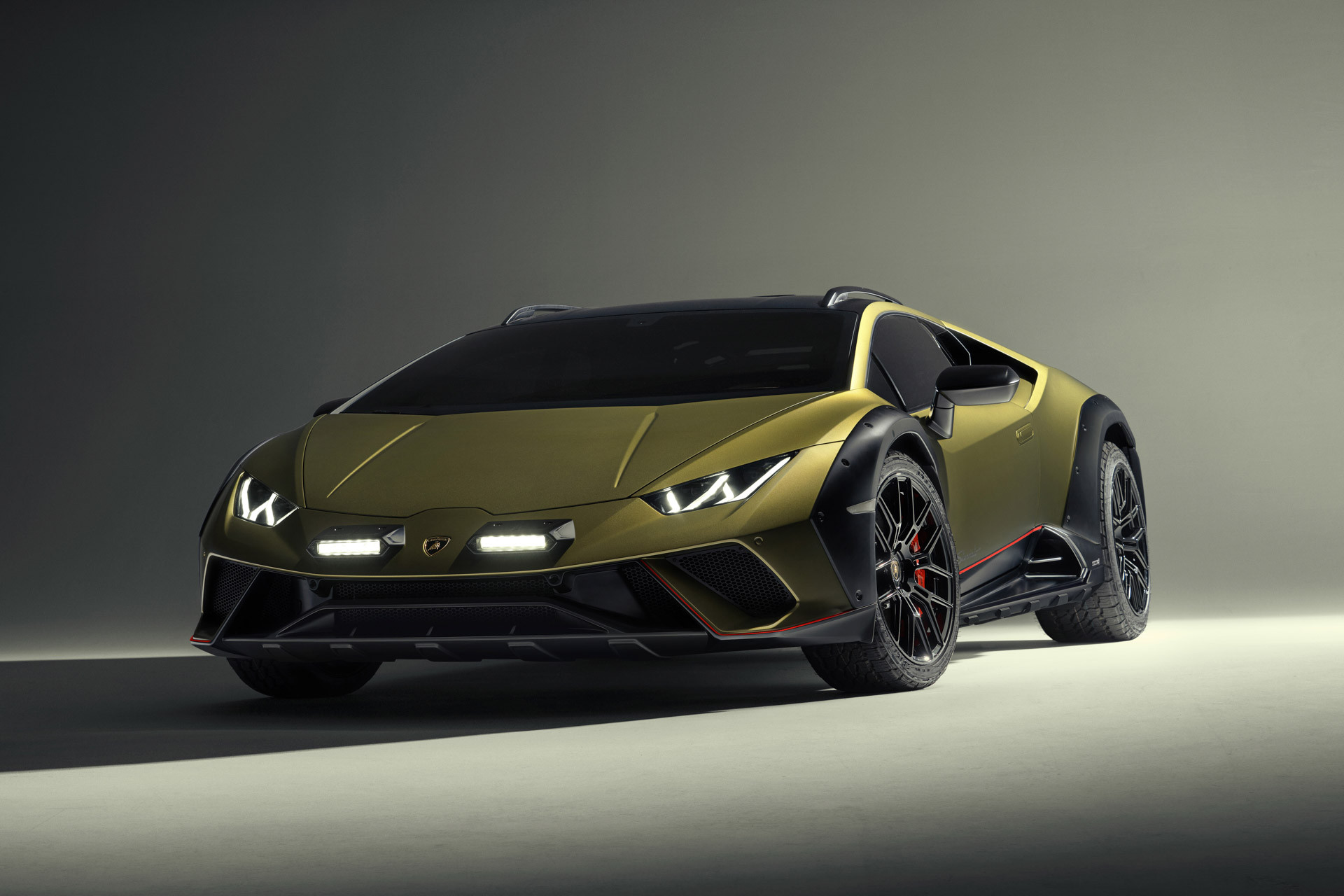 Lamborghini ra mắt siêu xe gầm cao, giá lăn bánh tại Việt Nam không dưới 25 tỷ