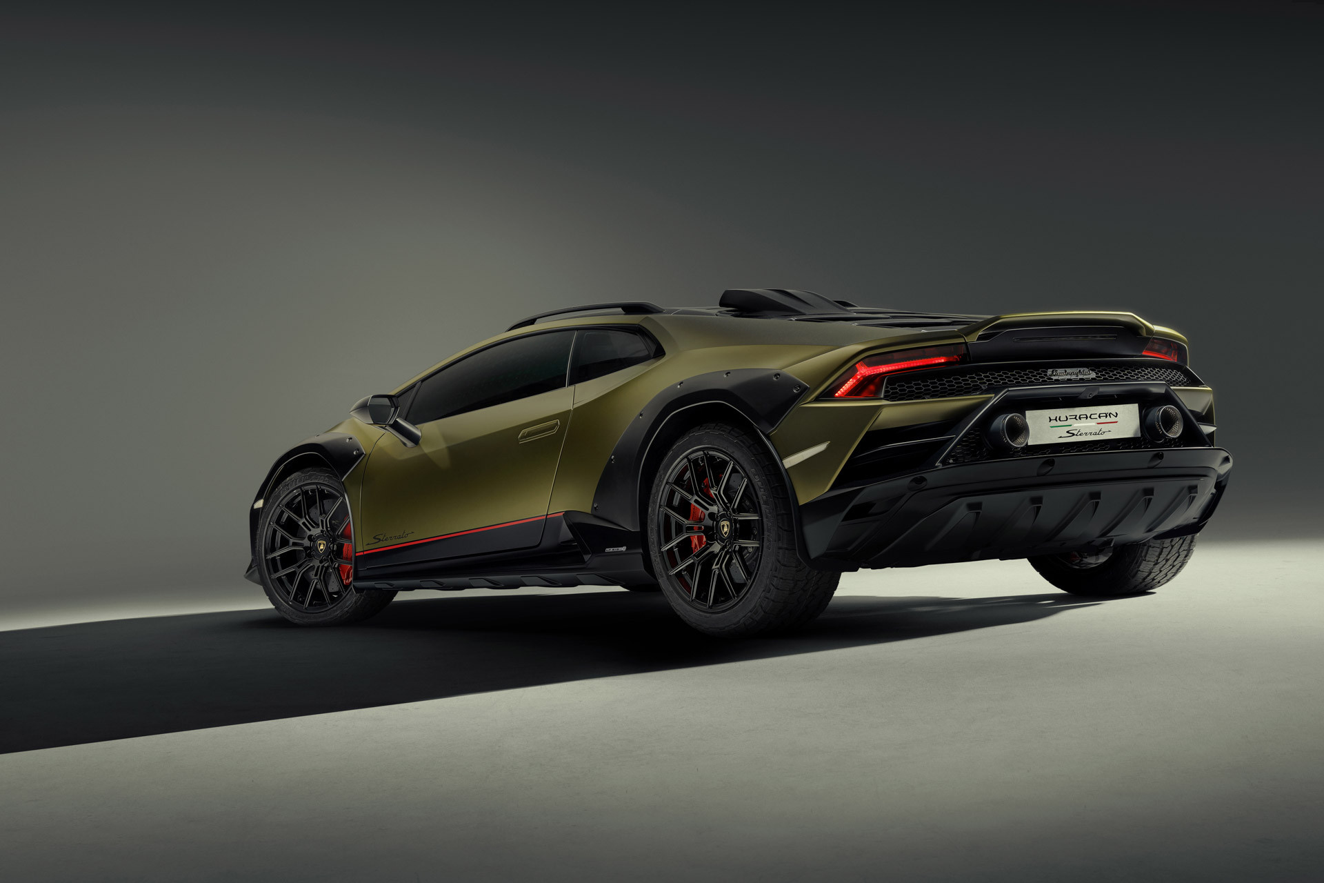 Lamborghini ra mắt siêu xe tốc độ gầm cao đầu tiên, chỉ sản xuất giới hạn