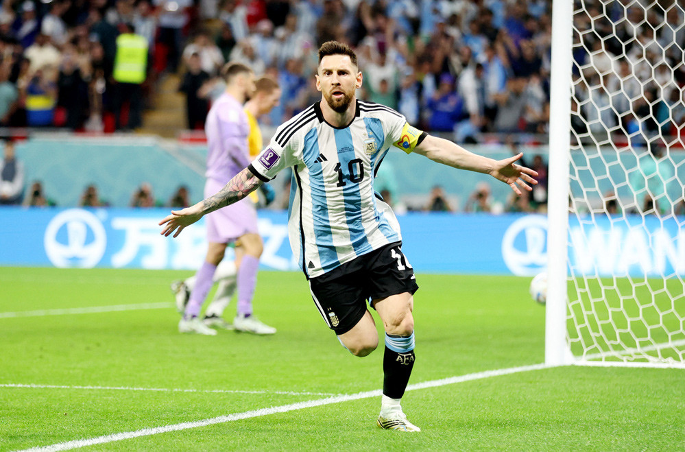 Messi rực sáng đưa Argentina vào tứ kết World Cup 2022