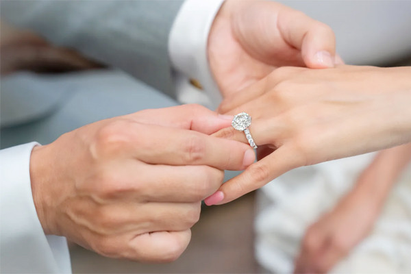 Cô dâu Ấn Độ ngã gục trong đám cưới: Các dấu hiệu cảnh báo bệnh tim