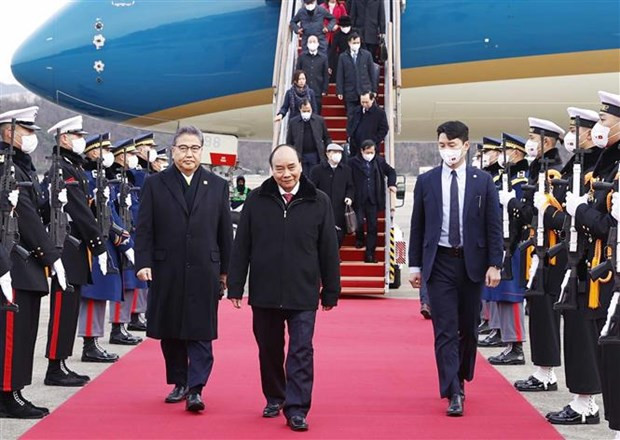 President arrives in Seoul, beginning state visit to RoK hinh anh 1