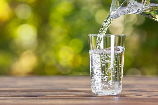 Quan điểm mới về lời khuyên cần uống 8 cốc nước mỗi ngày