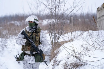 Xem binh sĩ Ukraine tập ngụy trang trong tuyết