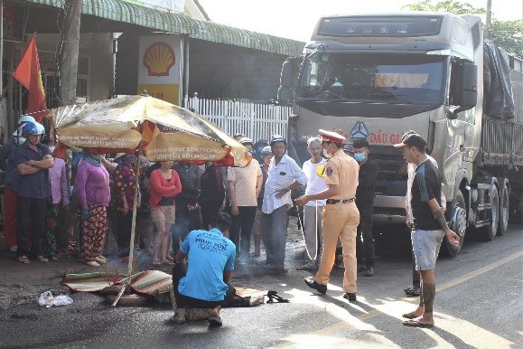 Đi bộ sang đường, người phụ nữ bị xe đầu kéo tông tử vong