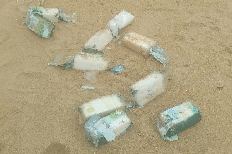 20 túi bột trắng nghi ma tuý trôi dạt vào bờ biển Quảng Ngãi