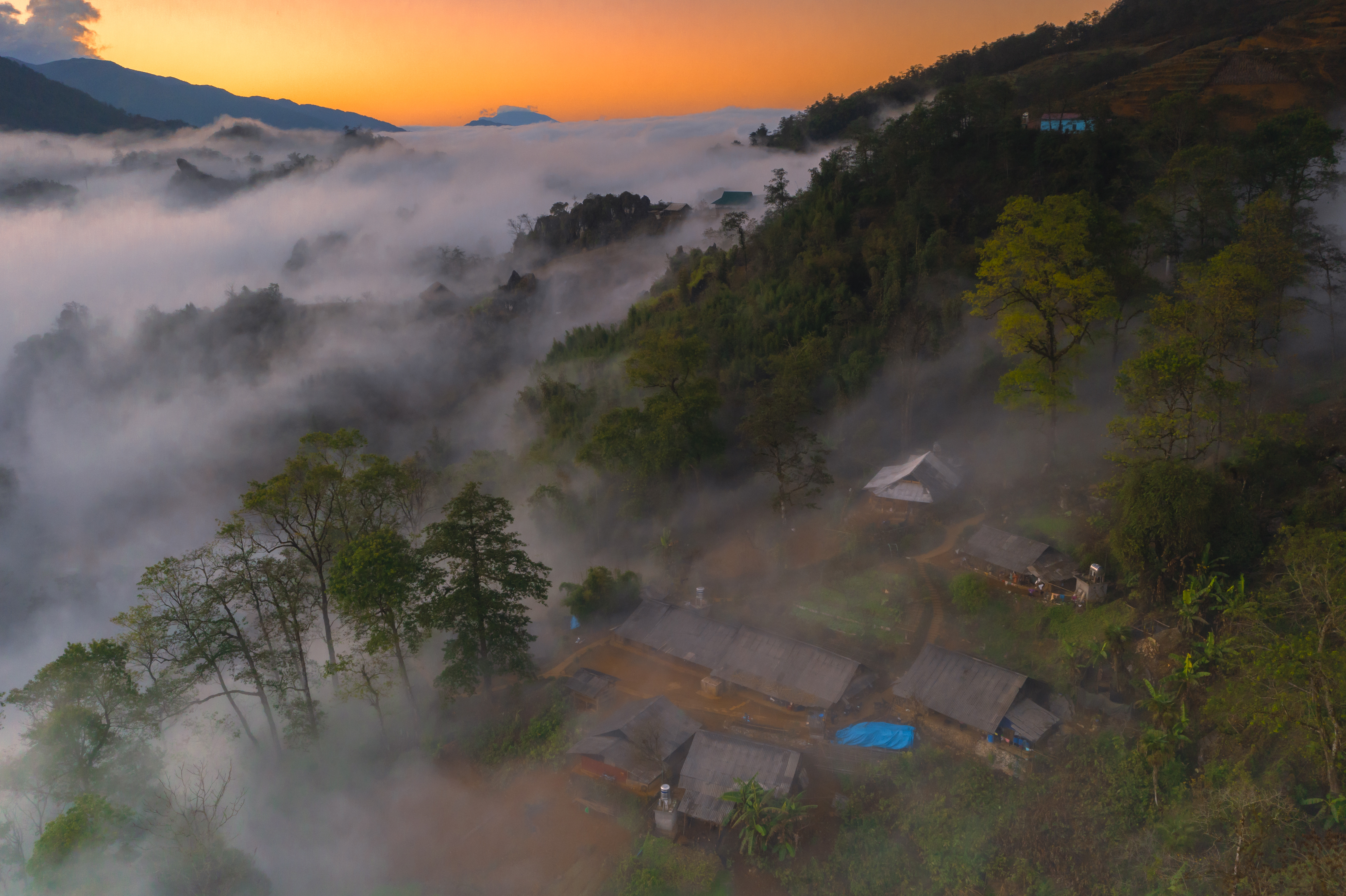 Khung cảnh “biển mây” mờ ảo, len lỏi dưới từng ngọn núi, ngôi nhà được chụp từ khu vực Hang Đá (xã Hầu Thào) vào ngày 4/12