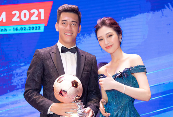 MC Ngọc Anh VTV xinh đẹp, gợi cảm dẫn 'Quả Bóng Vàng 2021'