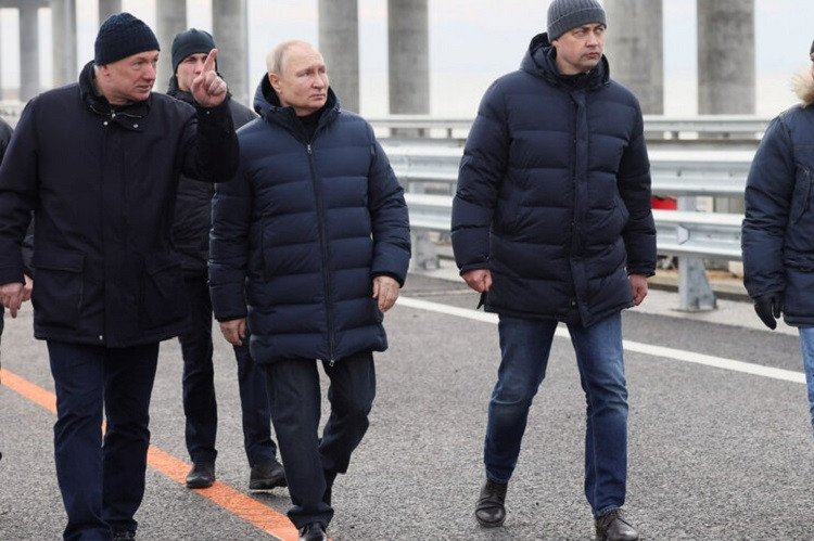 Tổng thống Nga Putin lái xe thị sát cầu Crưm