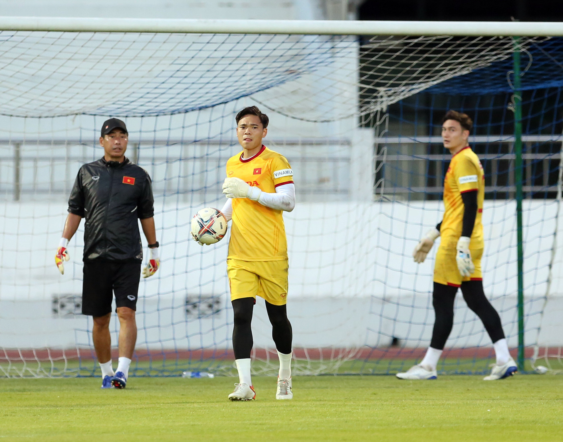 ... hay trợ lý thủ môn Ngô Việt Trung cũng không khó khăn với các tuyển thủ Việt Nam bởi tất cả đều chuyên nghiệp dù vắng thuyền trưởng Park Hang Seo