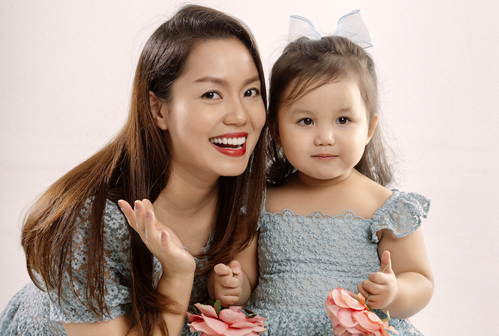 Con gái 3 tuổi của Nguyễn Ngọc Anh hát ca khúc mới cùng bố mẹ