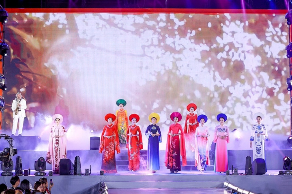 vietnamese ao dai honoured at hanoi festival picture 2
